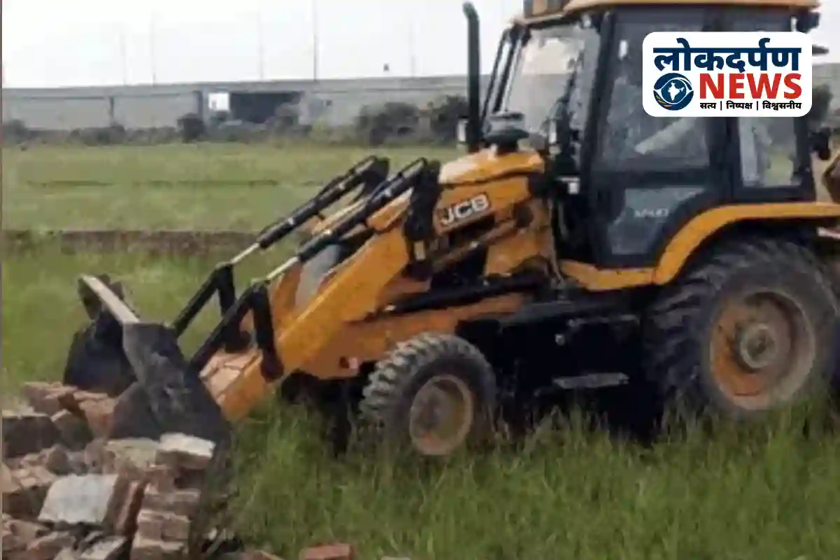 GDA bulldozer demolishing illegal plotting in Gorakhpur doob area