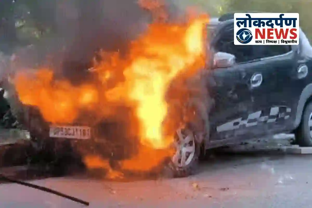 Gorakhpur Ramgarhtal ke naukayan kshetra me khadi car me aag, afra tafri machi