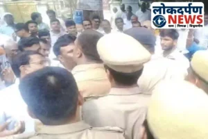 गोरखपुर में पूर्व विधायक के बंगले पर कार्रवाई से हंगामा, सपा कार्यकर्ताओं ने सड़क जाम कर किया विरोध