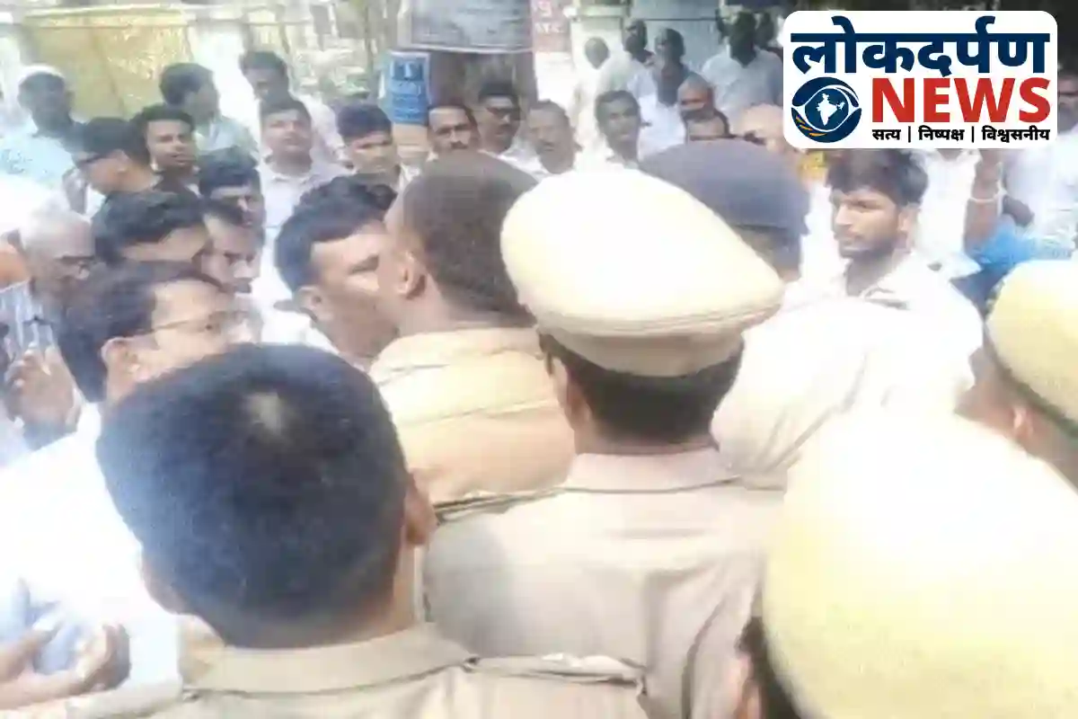 Gorakhpur mein SP karyakartaon ne sadak par baith kar bungalow eviction drive ka virodh kiya