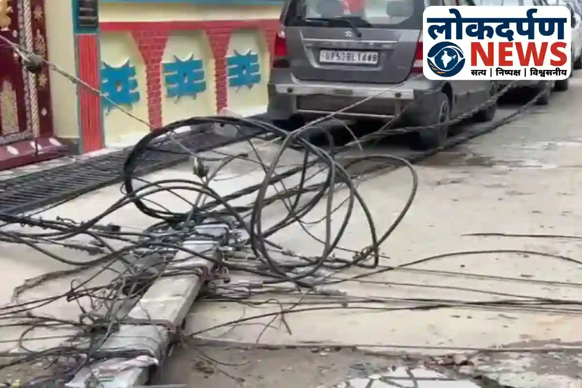 Gorakhpur ke Shahpur kshetra me ek saath gire 3 bijli ke pole, bachi bap-beti ki jaan