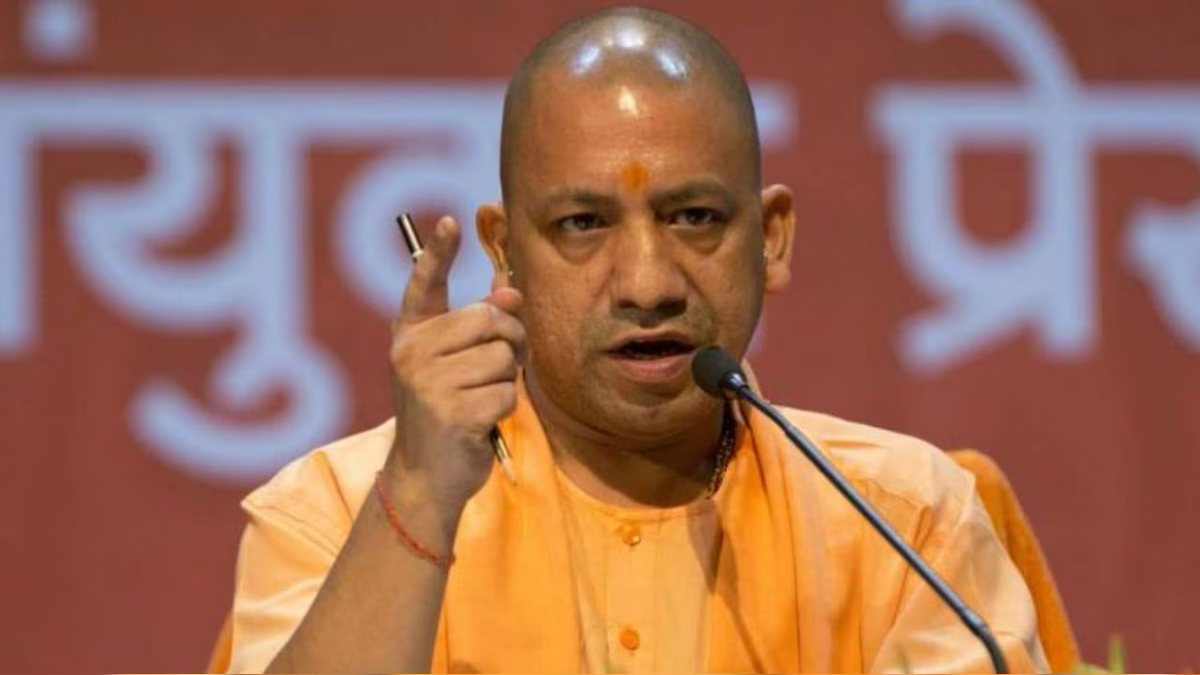 योगी आदित्यनाथ, उत्तर प्रदेश के मुख्यमंत्री, संत व नेता के रूप में मंच पर भाषण देते हुए।