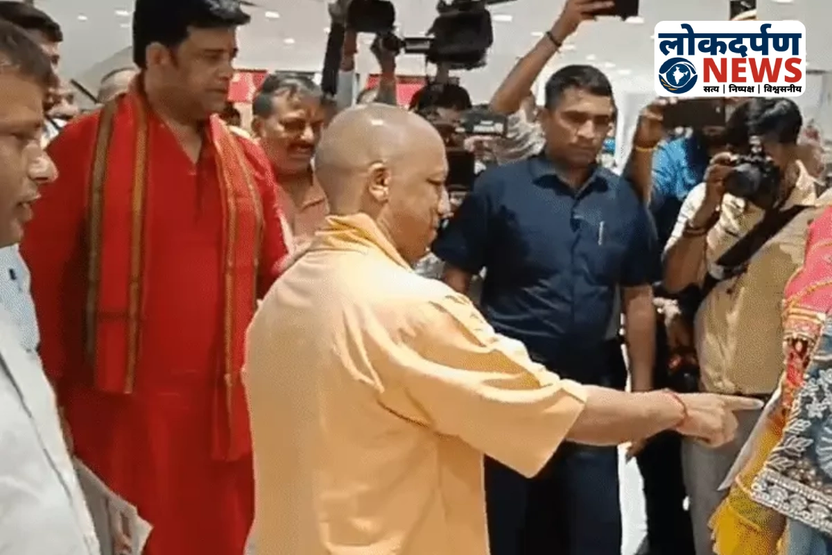 CM Yogi Adityanath inspecting GST implementation in Gorakhpur shops _ Gorakhpur News