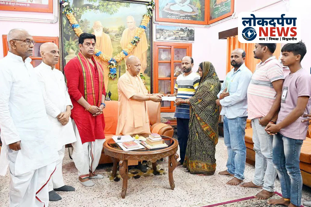 CM Yogi consoling parents of murdered NEET student in Gorakhpur - Gorakhpur News | गोरखपुर में NEET छात्र की हत्या: सीएम योगी ने परिवार से मुलाकात कर दी आर्थिक मदद, दोषियों पर सख्त कार्रवाई के आदेश