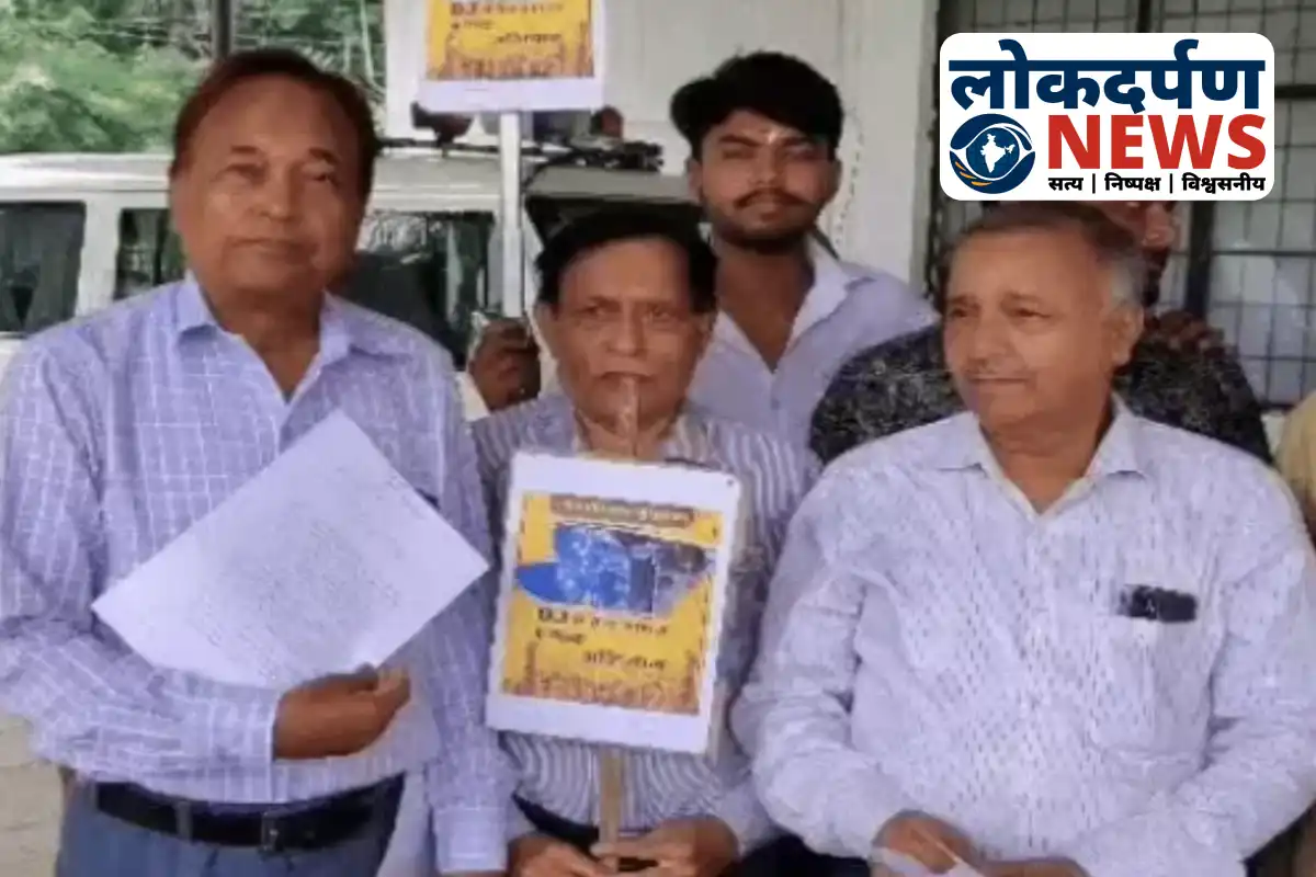 Citizens submitting memorandum against loud DJ noise in Gorakhpur