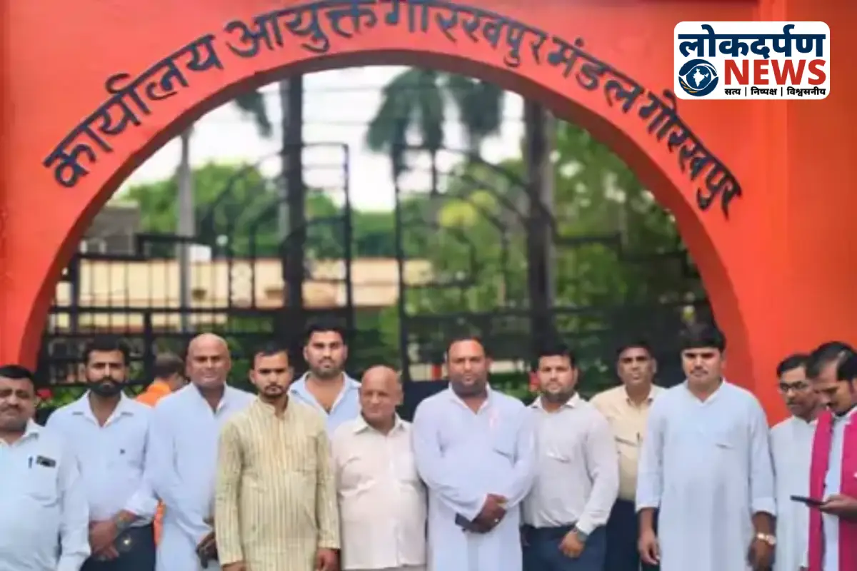 Councillors submitting memorandum to Commissioner against Padrauna Nagar Palika board meeting