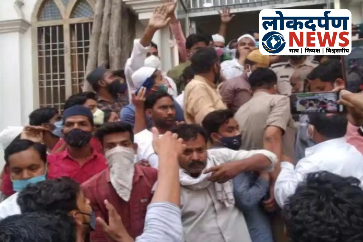 Crowd gathered outside TiwariPur police station after Imam assault in Gorakhpur