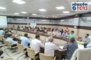 Gorakhpur News: गोरखधाम एक्सप्रेस का जीएम ने किया औचक निरीक्षण, सफाई और बेडशीट पर जताई संतुष्टि, रेलकर्मियों को दिया शालीनता का पाठ