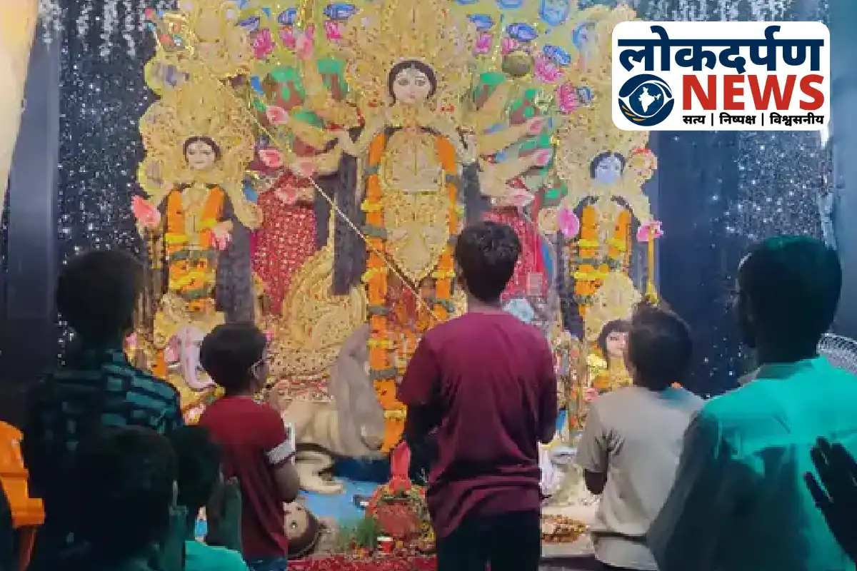 Devotees entering Vaishno Devi themed Navratri pandal in Gorakhpur