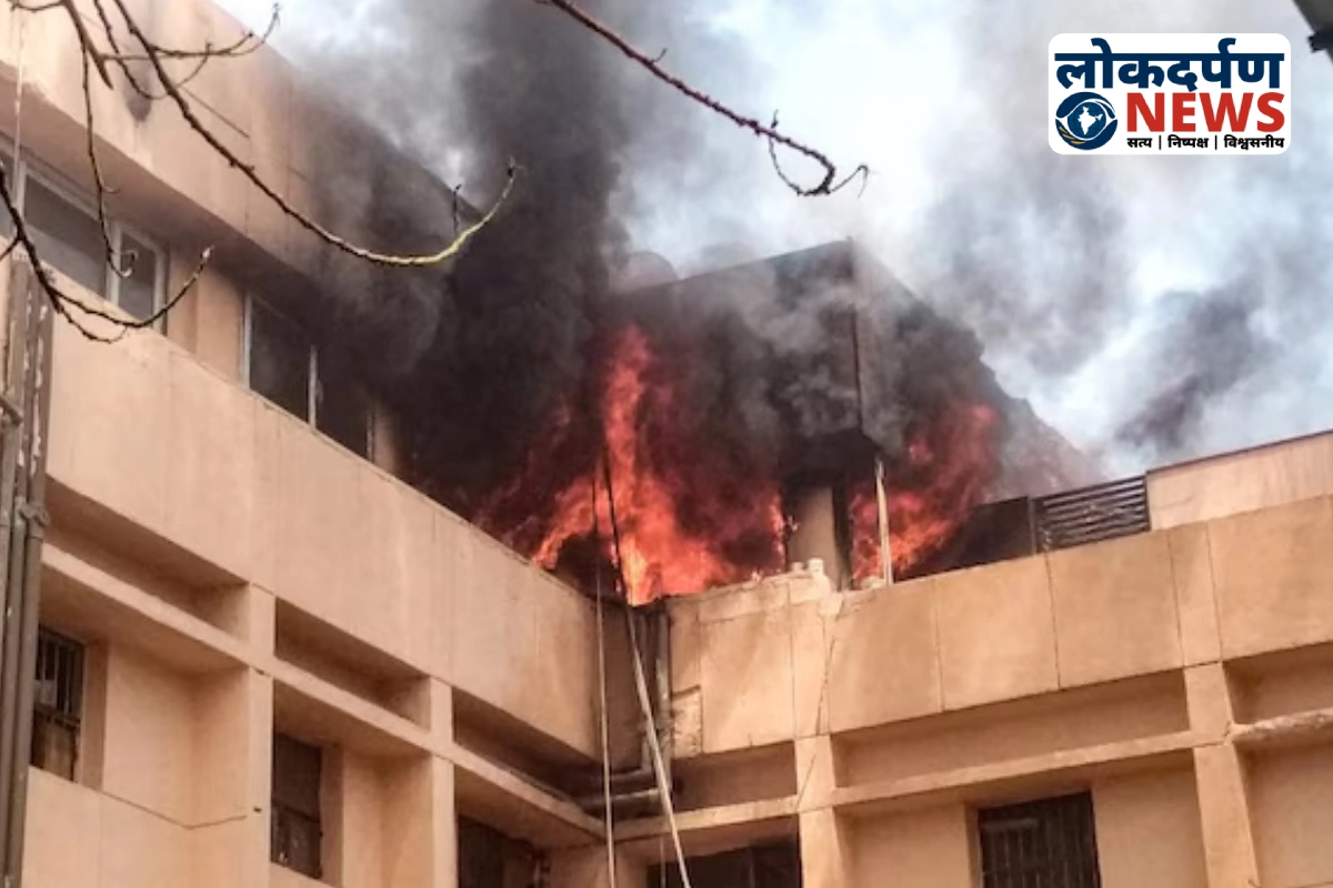 Fire brigade team controlling fire at MMMUT Gorakhpur library | Gorakhpur News