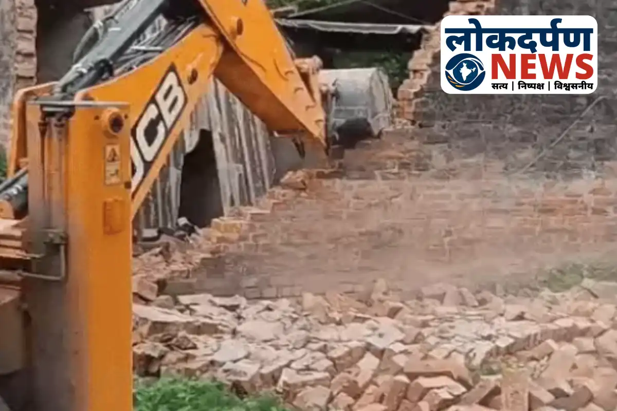 GDA team demolishing illegal construction in Gorakhpur Rapti Nagar project land