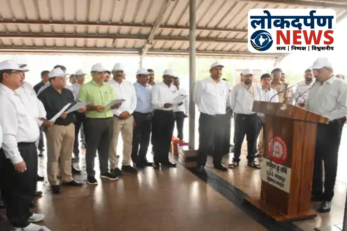 GM Uday Borwankar leading Swachhata Hi Seva 2025 campaign at Gorakhpur Station
