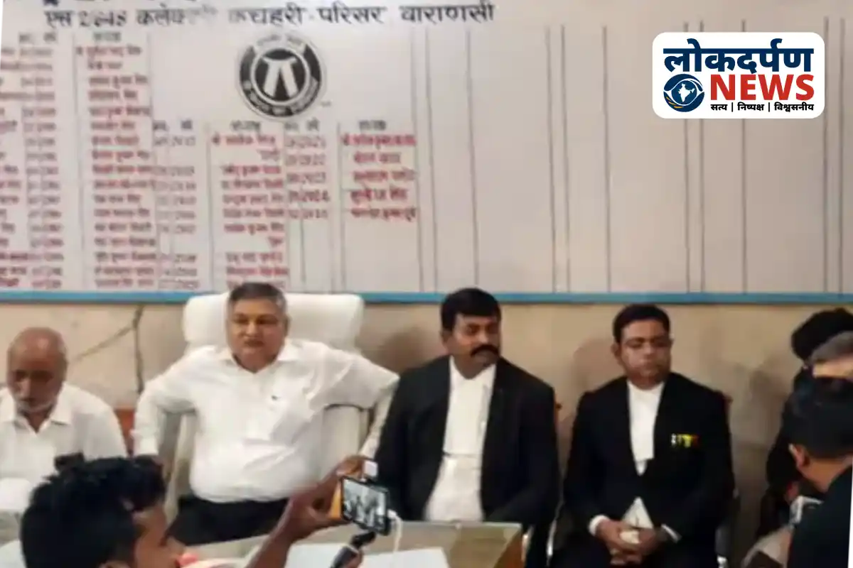 Varanasi mein police-vakeel vivaad ke khilaf protest karte huye adhivakta