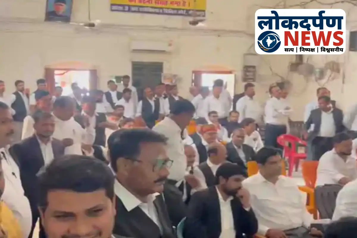 Lawyers protesting outside Gorakhpur court against corruption