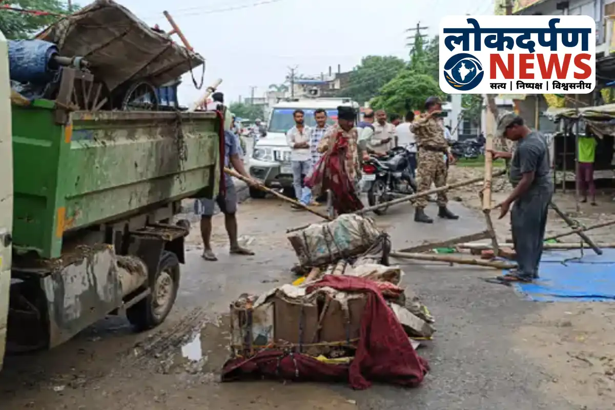 Nagar Nigam action in Gorakhpur after viral video of youths dumping garbage in drain