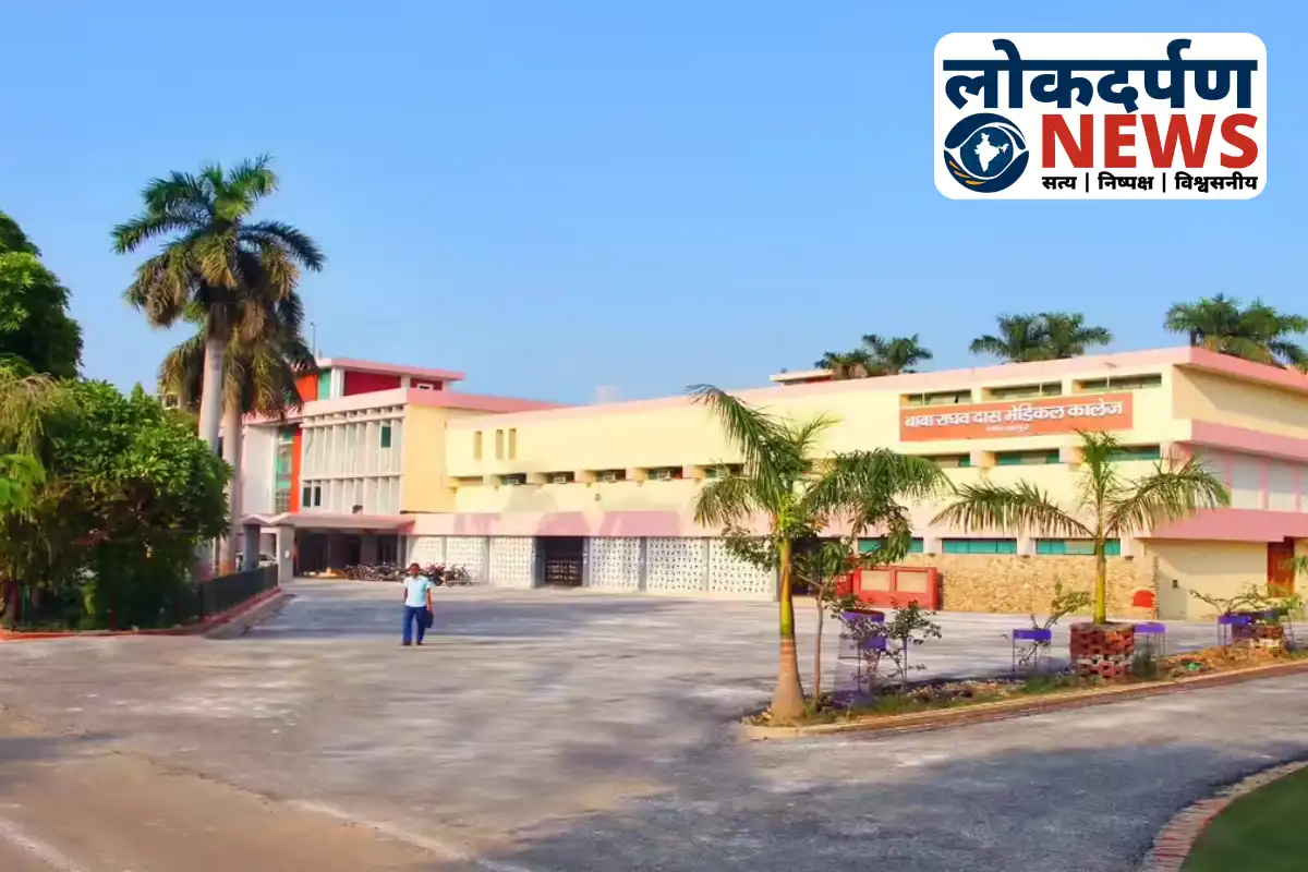 Nursing students protesting at BRD Medical College gate in Gorakhpur | Gorakhpur News