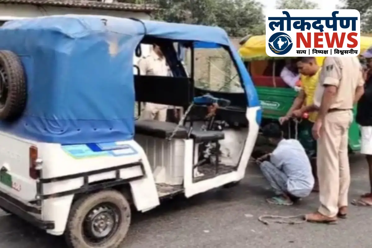 People beating e-rickshaw driver after accident in Gorakhpur