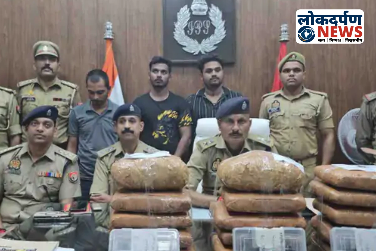 Police seizing ganja from accused at Gorakhpur railway station | Gorakhpur News