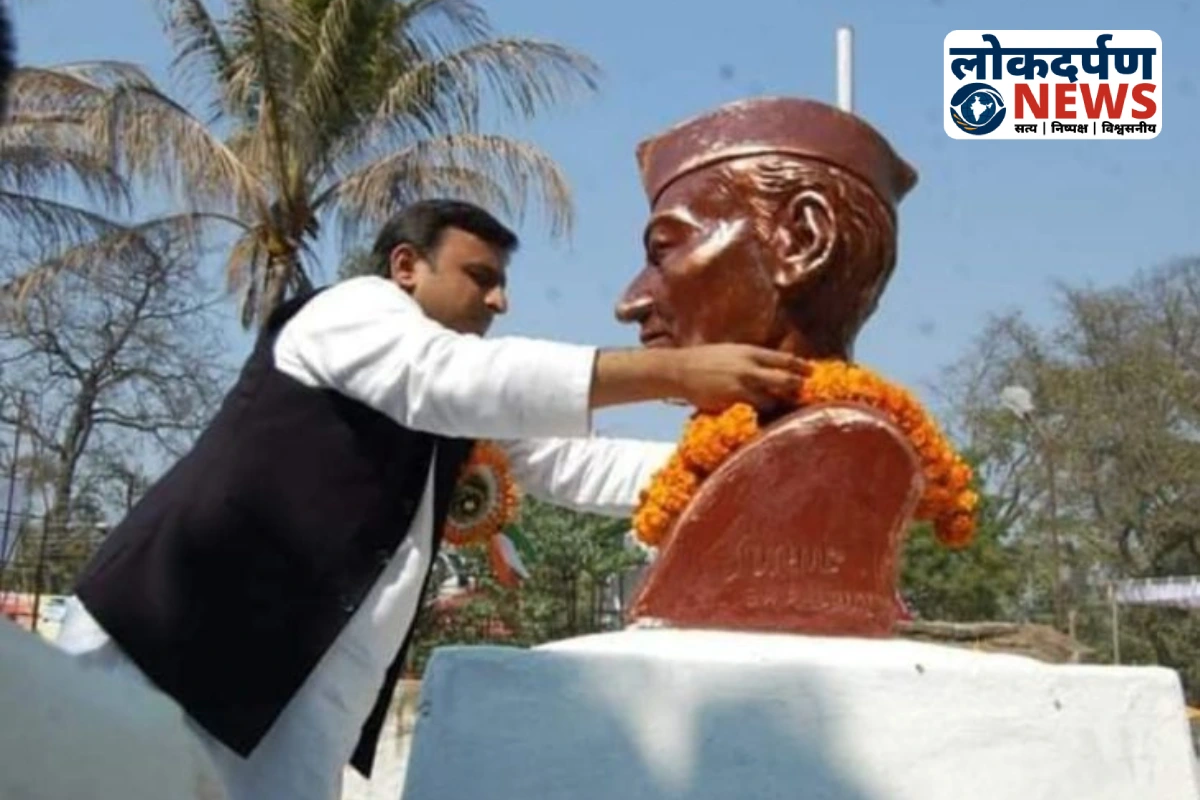 Samajwadi Party leaders paying tribute at Kedarnath Singh Santhwar statue in Gorakhpur | Gorakhpur News