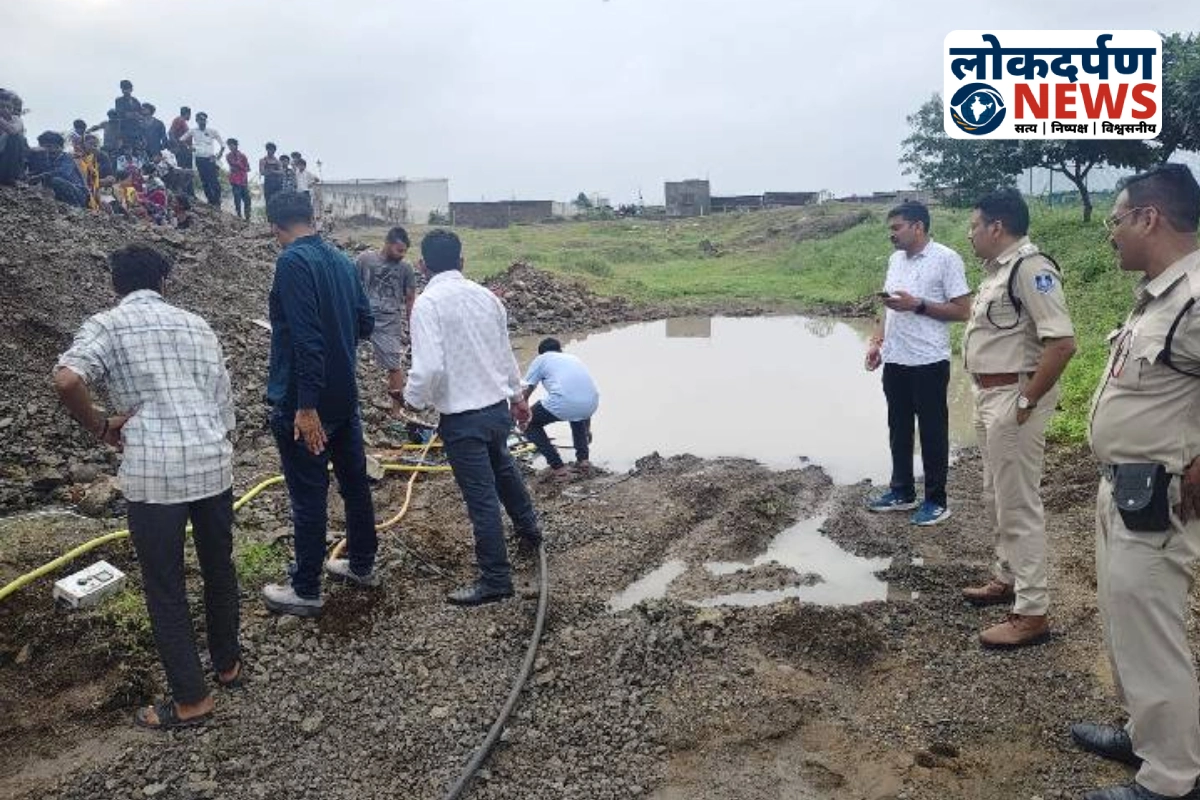 Villagers rescuing children after pond drowning incident in Gorakhpur | Gorakhpur News