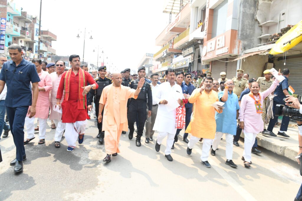 CM Yogi Adityanath at City Cart Mall Gorakhpur checking GST discount on products with Ravi Kishan – Gorakhpur News, GST reforms, PM Modi, Uttar Pradesh, Tax cuts