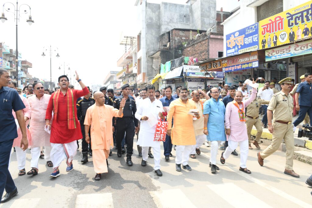 CM Yogi Adityanath at City Cart Mall Gorakhpur checking GST discount on products with Ravi Kishan – Gorakhpur News, GST reforms, PM Modi, Uttar Pradesh, Tax cuts