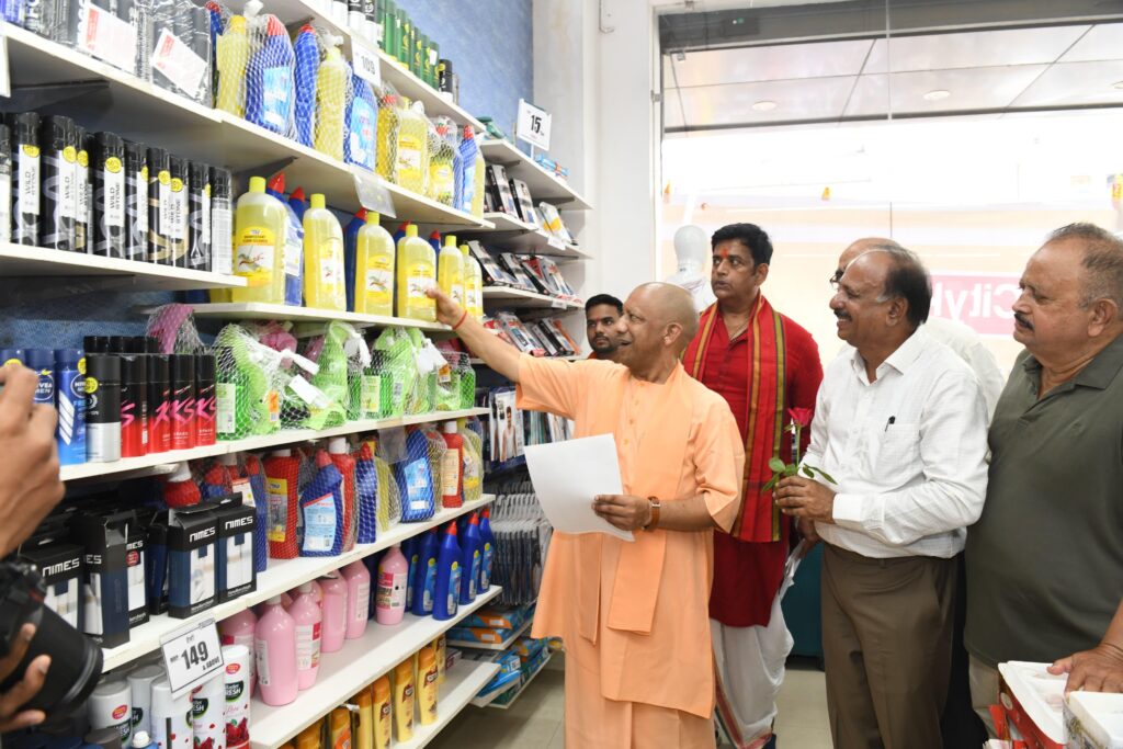 CM Yogi Adityanath at City Cart Mall Gorakhpur checking GST discount on products with Ravi Kishan – Gorakhpur News, GST reforms, PM Modi, Uttar Pradesh, Tax cuts