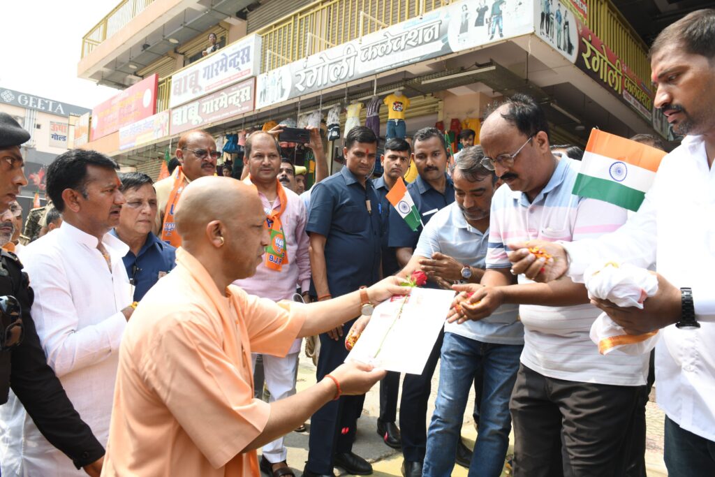 CM Yogi Adityanath at City Cart Mall Gorakhpur checking GST discount on products with Ravi Kishan – Gorakhpur News, GST reforms, PM Modi, Uttar Pradesh, Tax cuts