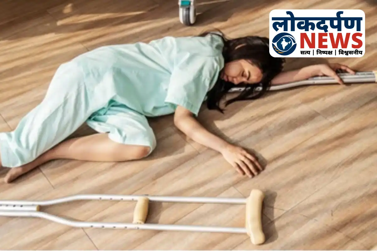 Woman lying on hospital floor in distress at Gorakhpur health center | Gorakhpur News