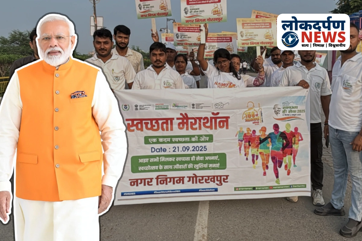 Namo Marathon mein haathon mein poster lekar swachhta ka sandesh dete yuva