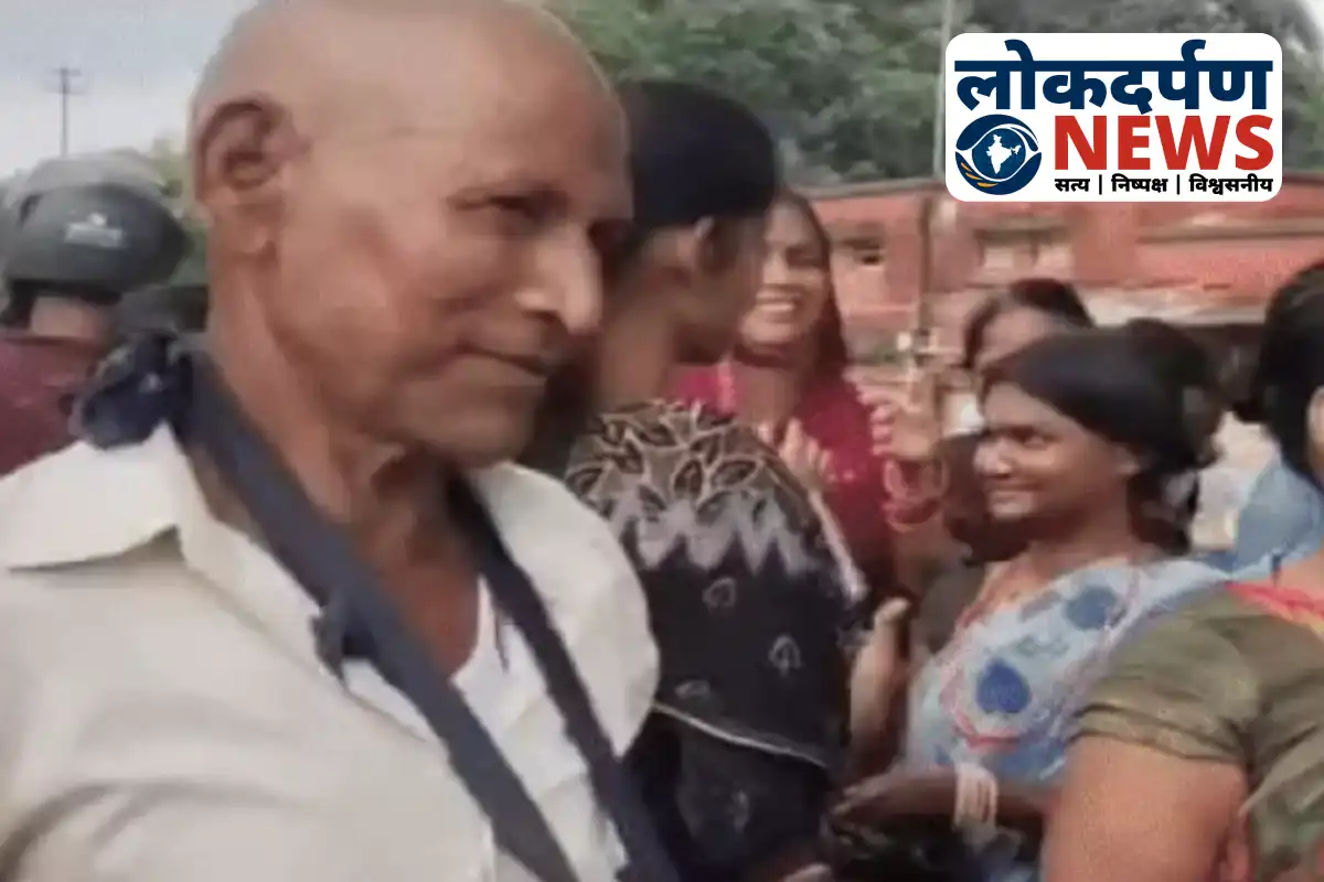 Gorakhpur fraud accused caught with chappal garland