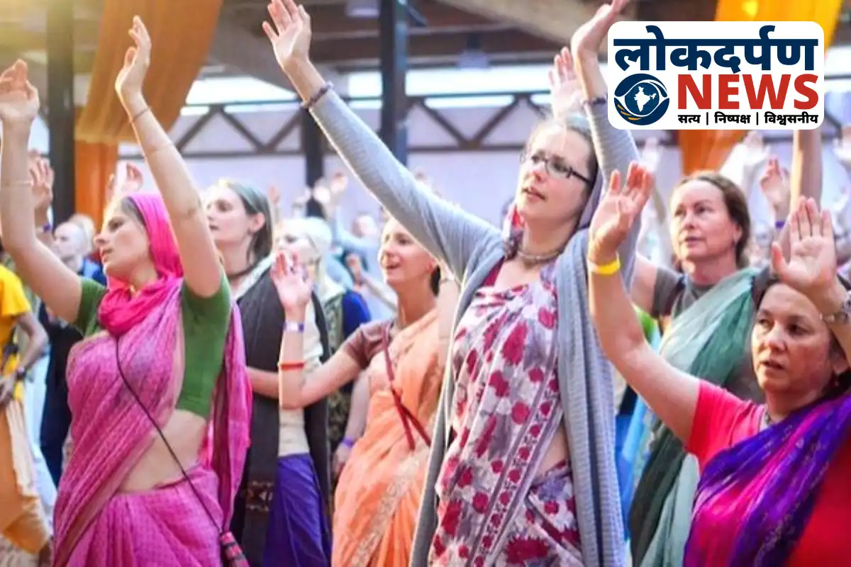 Devotees performing Govardhan parikrama with foreign visitors dancing on drums in Mathura | UP News