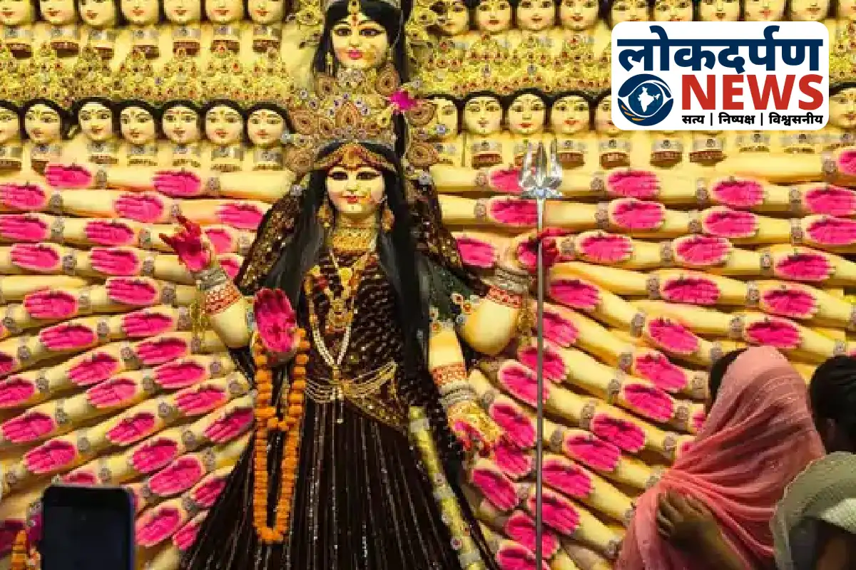 Devotees watching 3D LED show and electronic-eyed Durga statue in Gorakhpur Durga Pandals | Gorakhpur News