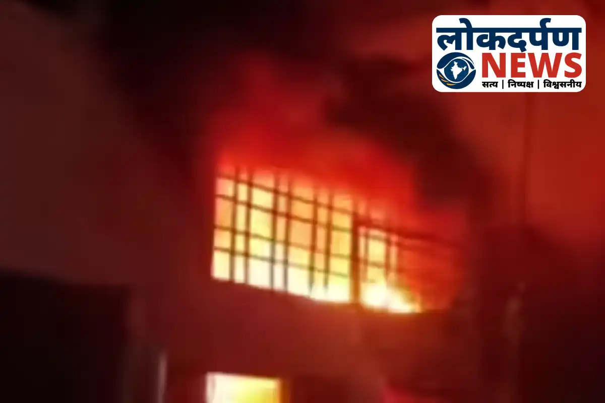 cFire in 3-storey building in Aliganj, Lucknow with firemen at the site | UP News