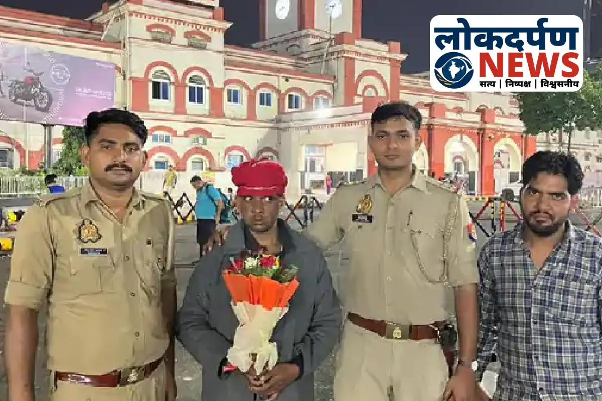 Inspector Rohit with Ganesh at Domingarh police station before family reunion | Gorakhpur News