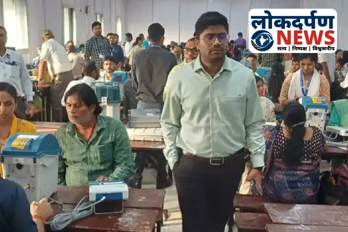 Munger DM interacting with polling staff during training | Bihar News