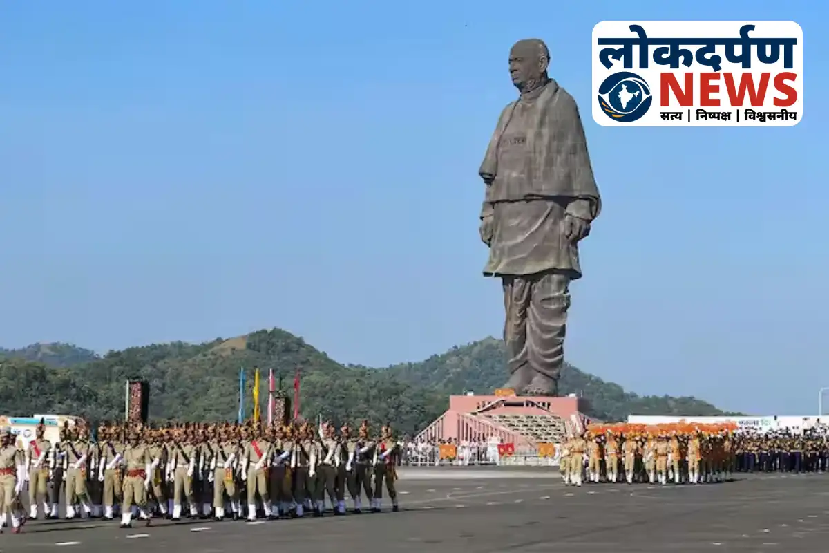 Officials and police offering tribute to Sardar Patel statue in Bansgaon | Gorakhpur News