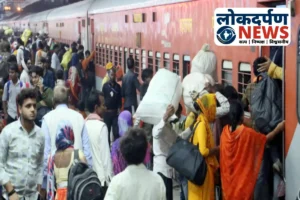 Gorakhpur News : छठ पूजा के बाद ट्रेनों में यात्रियों की जान पर खेलकर यात्रा, गोरखपुर स्टेशन पर ट्रेनें खचाखच भरी, दरवाजों पर लटके लोग बोले- इंतजाम फेल, पैर रखने की भी जगह नहीं