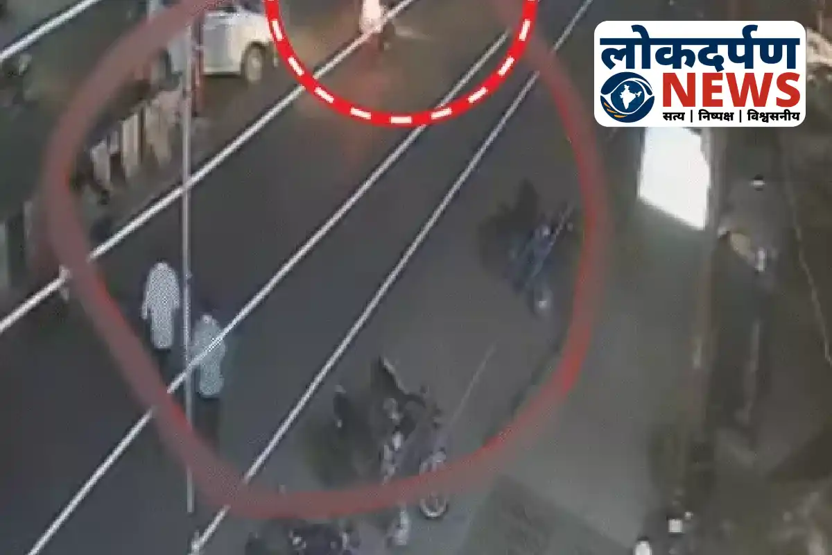 Overturned auto after road accident in Gorakhpur | Gorakhpur News