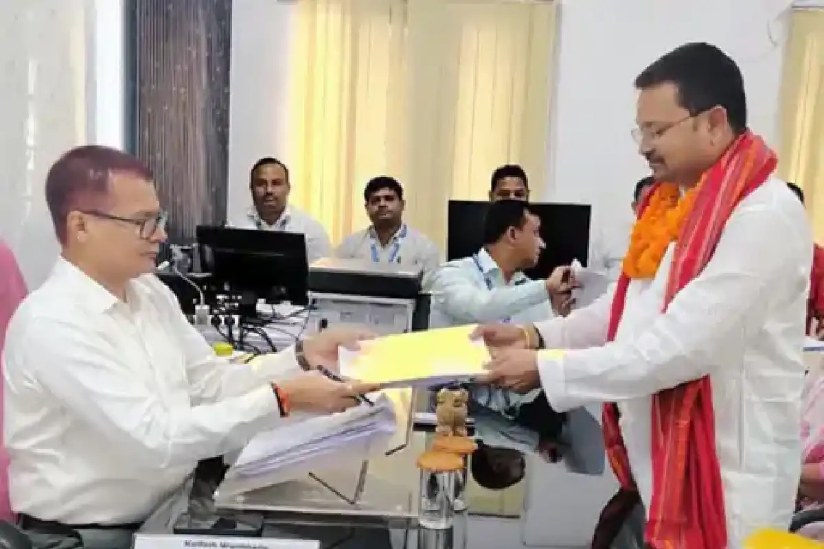 Ranakushal Pratap Singh, richest candidate from Betia, showing nomination documents | Bihar News