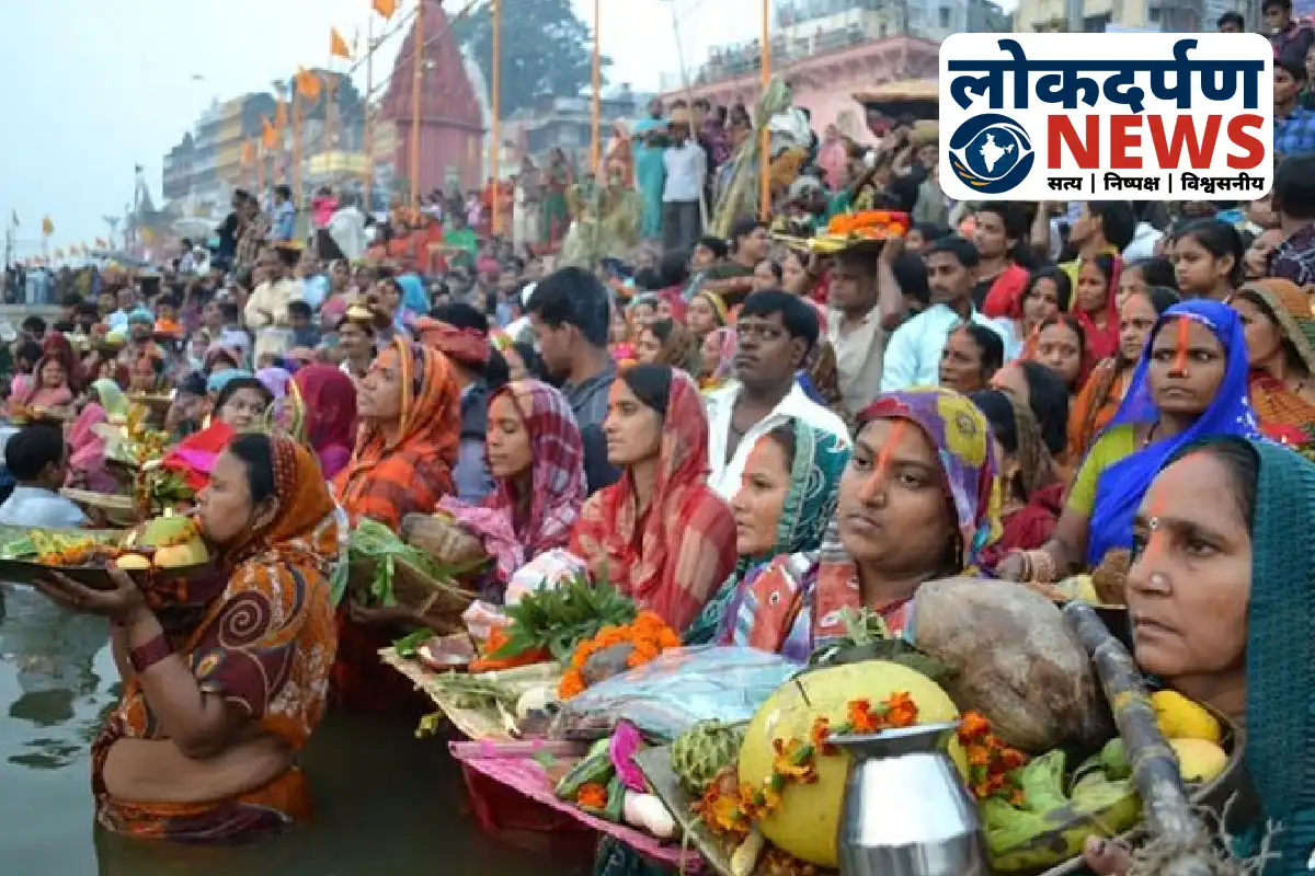 Women offering Chhath Puja prayers in rain at river ghats in Gorakhpur | Gorakhpur News