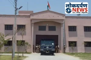 कंबल में छिपाकर जेल में मोबाइल ले जाने की कोशिश नाकाम, आजमगढ़ जेल में सीसीटीवी ने खोली मुलाकाती की पोल