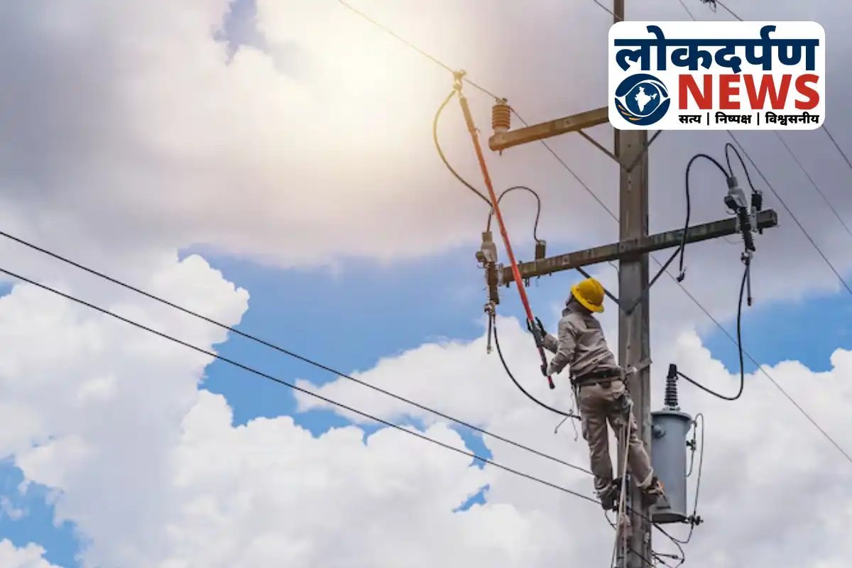 Electricity workers working on power line during scheduled outage in Gorakhpur | Gorakhpur News