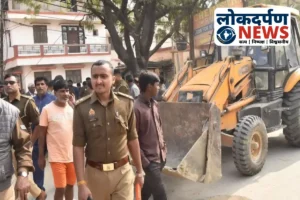 गोरखपुर में कचहरी बस स्टेशन की 38 दुकानों पर चला नोटिस का डंडा: सीएम ग्रिड योजना के तहत हटेगा अतिक्रमण, दुकानदार बोले- “सड़क पर आ जाएंगे, योगी जी बचा लीजिए”