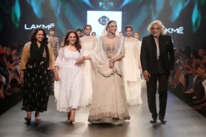 लखनऊ फैशन वीक में लखनवी चिकन की शाही चमक: 40 मॉडल्स ने किया कैटवॉक, मंत्री राकेश सचान ने सराहा पारंपरिक अंदाज