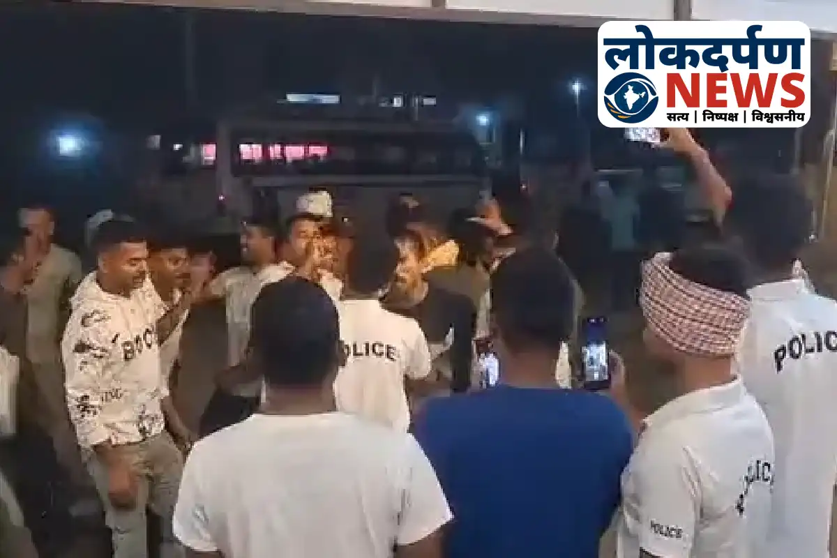 Munger police personnel dancing on road near roadside dhaba during night