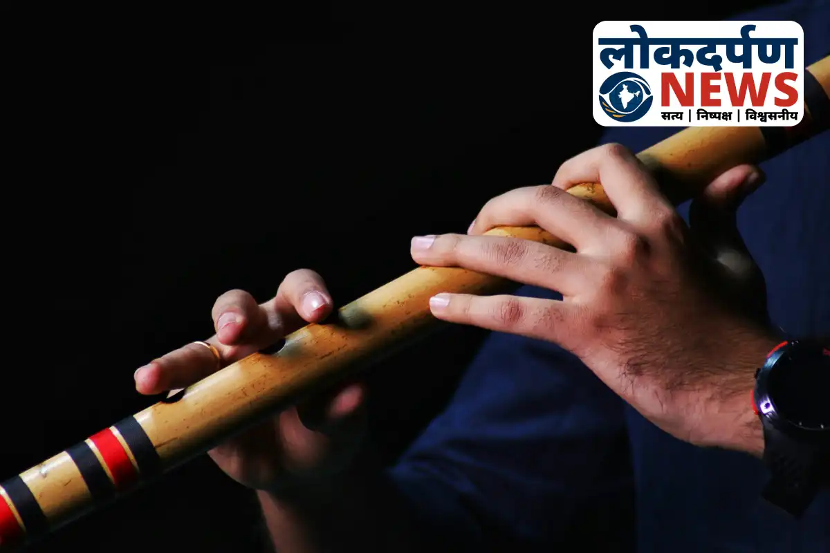 Murtaaza Ali playing flute in front of Gorakhpur City Mall | Gorakhpur News