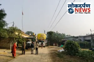 गोरखपुर के पाली में ओवरलोड पिकअप से टला बड़ा हादसा, बिजली के तारों से टकराने पर मची अफरातफरी