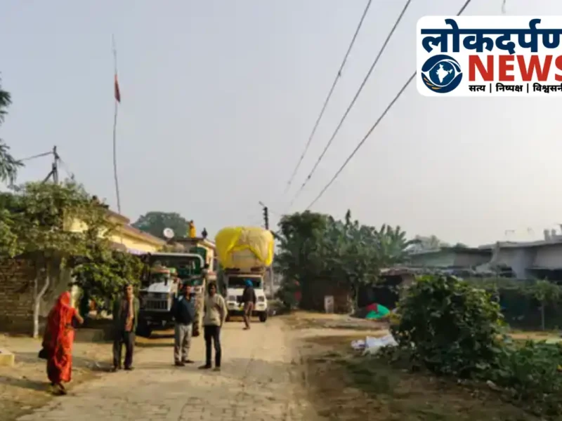 गोरखपुर के पाली में ओवरलोड पिकअप से टला बड़ा हादसा, बिजली के तारों से टकराने पर मची अफरातफरी