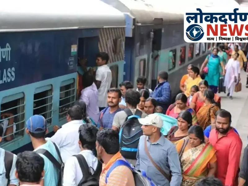 त्योहार के बाद भी नहीं थमी रेल यात्रियों की भीड़: गोरखधाम एक्सप्रेस में पैर रखने तक की जगह नहीं, प्रशासन ने दी चेतावनी